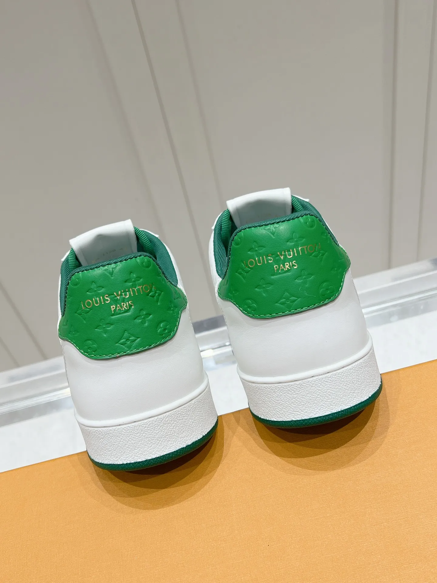 👟👟Ex-factory price 680👟👟 LV new style casual white shoes for men, simple and fashionable, light and comfortable, size: 39-44 (order 45)